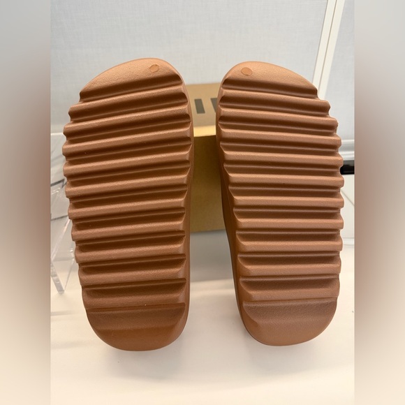 Adidas YZY Brown Foam Slides – New in Box - Picture 6 of 8